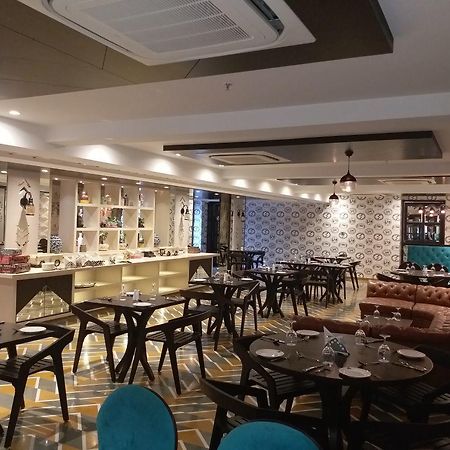 Hotel Basant Vihar Palace Биканер Екстериор снимка